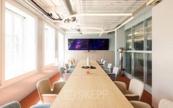 Modernes Büro in Zürich Enge, Stockerstrasse 33: Helle, möblierte Konferenzraum mit einem langen Tisch, ideal um Büroraum oder Bürofläche zu mieten.