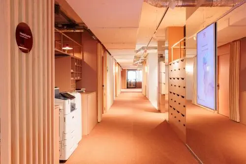 Gepflegter Büroflur mit modernen Akzenten, ideal zum Büro mieten, befindet sich in der Stockerstrasse 33, Zürich Enge.