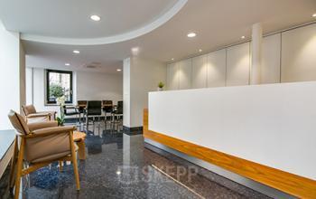 Stilvoller Empfangsbereich des Bürogebäudes an der Seefeldstrasse in Zürich-Riesbach