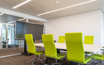 Voll ausgestatteter Konferenzraum im Business Center an der Kreuzstrasse