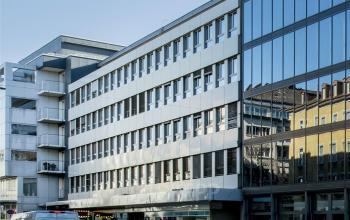 Moderne Front des Bürogebäudes Zürich Kreuzstrasse