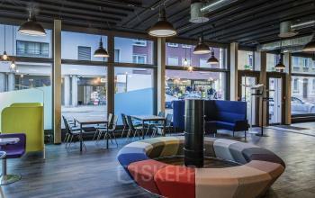 Moderner Loungebereich im Business Center in Seefeld