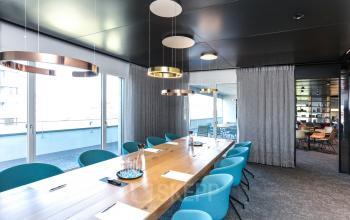 Hochmoderner Konferenzraum im Geschäftsgebäude am Zürichsee