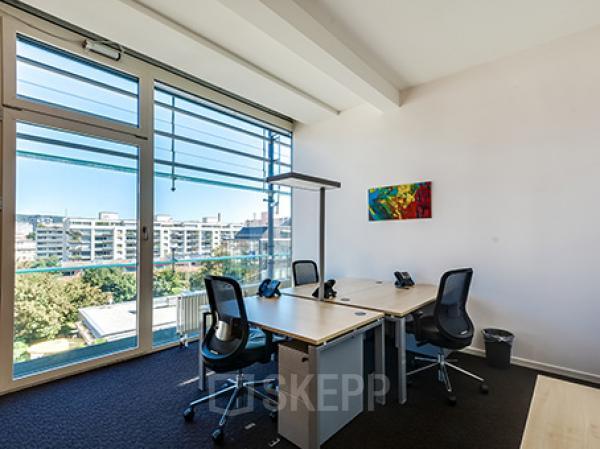 Modern office space rental at Badenerstrasse 549, in Zürich Old Town, with large windows and a bright, airy atmosphere.