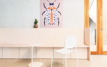 Minimalistisch gestalteter Büroraum mit heller Ausstattung und Kunstwerk an der Wand in Zürcherstrasse 39d, Zürich Altstetten, ideal für Büro mieten.