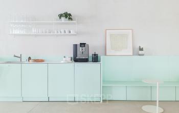 Mintfarbene Teeküche mit minimalistischer Einrichtung im Büro zur Miete in Zürcherstrasse 39d, Zürich Altstetten, Zürich.