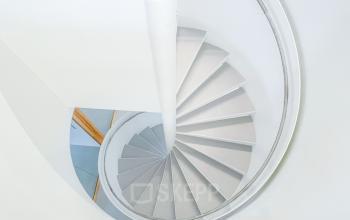 Moderne Wendeltreppe im Bürogebäude Zürcherstrasse 39d, Zürich Altstetten, ideal um Bürofläche zu mieten.