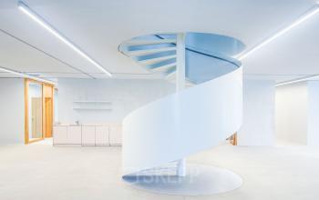 Moderner Büroraum mit eleganter Wendeltreppe und minimalistischer Einrichtung zur Bürofläche mieten in Zürcherstrasse 39d, Zürich Altstetten.