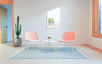 Minimalistisch eingerichteter Besprechungsraum im Büro in Zürcherstrasse 39d, Zürich Altstetten, ideal für büroraum mieten, mit zwei modernen Stühlen und kleinem Tisch.