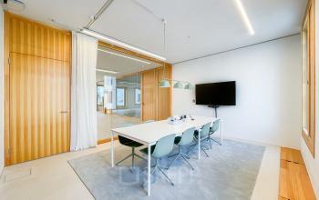 Heller Konferenzraum in Zürich Altstetten mit großem Tisch und moderner Einrichtung, ideal für Besprechungen. Geeignet für Unternehmen, die Büroraum mieten möchten.