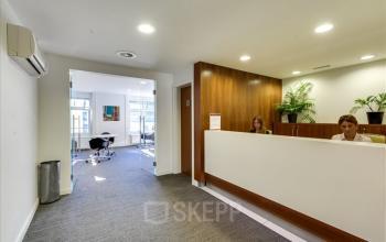 Office space rental at Bahnhofstrasse 100, Zürich: well-lit reception with employees at work.