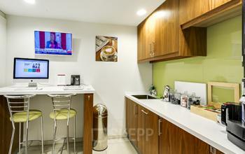 Voll ausgestattete Gemeinschaftsküche der Immobilie in Zürich City