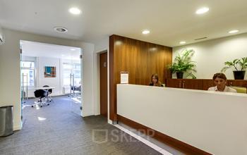 Moderner Empfangsbereich des Business Center in Zürich