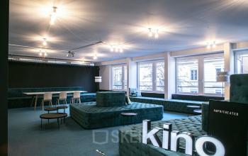 Moderne Bürofläche mieten am Ernst Nobs Platz 1 in Zürich City, ausgestattet mit bequemen Sitzgelegenheiten und stilvoller Beleuchtung.