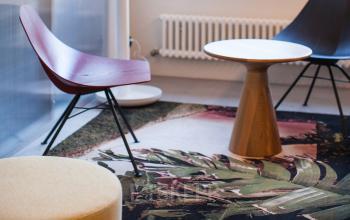 Moderne bürofläche mieten in Zürich City am Ernst Nobs Platz 1 mit stilvollen Stühlen, Beistelltisch und Teppich