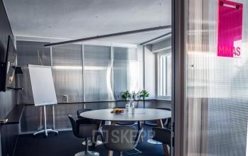 Modern gestaltetes Besprechungszimmer mit rundem Tisch und Stühlen im Büro in Ernst Nobs Platz 1, Zürich City, ideal für büroraum mieten.