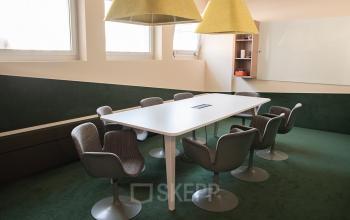 Modern eingerichteter Besprechungsraum im Büro in Talacker 41, Zürich City, ideal für Teams, die eine inspirierende bürofläche mieten möchten.