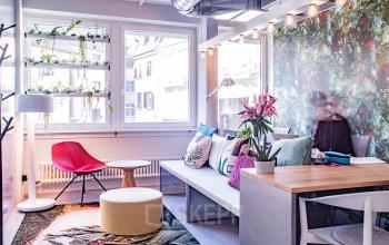 Modern eingerichteter Büroraum mieten im Herzen von Zürich City, Talacker 41, mit stilvollen Möbeln und gemütlichem Ambiente.