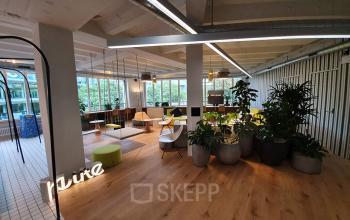 Moderne bürofläche mieten im Herzen von Zürich City an der Talacker 41, ausgestattet mit stylischen Sitzmöglichkeiten und Pflanzen.