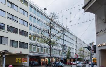 Außenansicht eines Bürogebäudes in der Löwenstrasse 29, Zürich City. Ideal, um Büroflächen zu mieten.