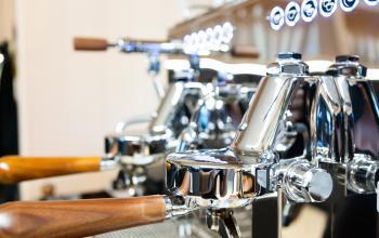 Detailansicht einer eleganten Espressomaschine in einem Büro an der Löwenstrasse 29, Zürich City. Ideal für Pausen und Erfrischungen beim Büro mieten.