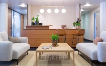 Modernes, möbliertes Büro in der Löwenstrasse 29 in Zürich City mit stilvollen Sofas und Empfangstresen. Ideal, um Büroraum zu mieten.