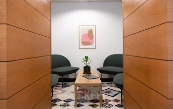 Gemütlicher Wartebereich im Büro auf der Löwenstrasse 29 in Zürich City, ideal für Unternehmen, die Büroraum mieten möchten.