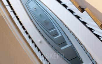 Stilvolle Treppenhausansicht im Gebäude Löwenstrasse 29 in Zürich City, perfekt für eine beeindruckende Bürofläche mieten.