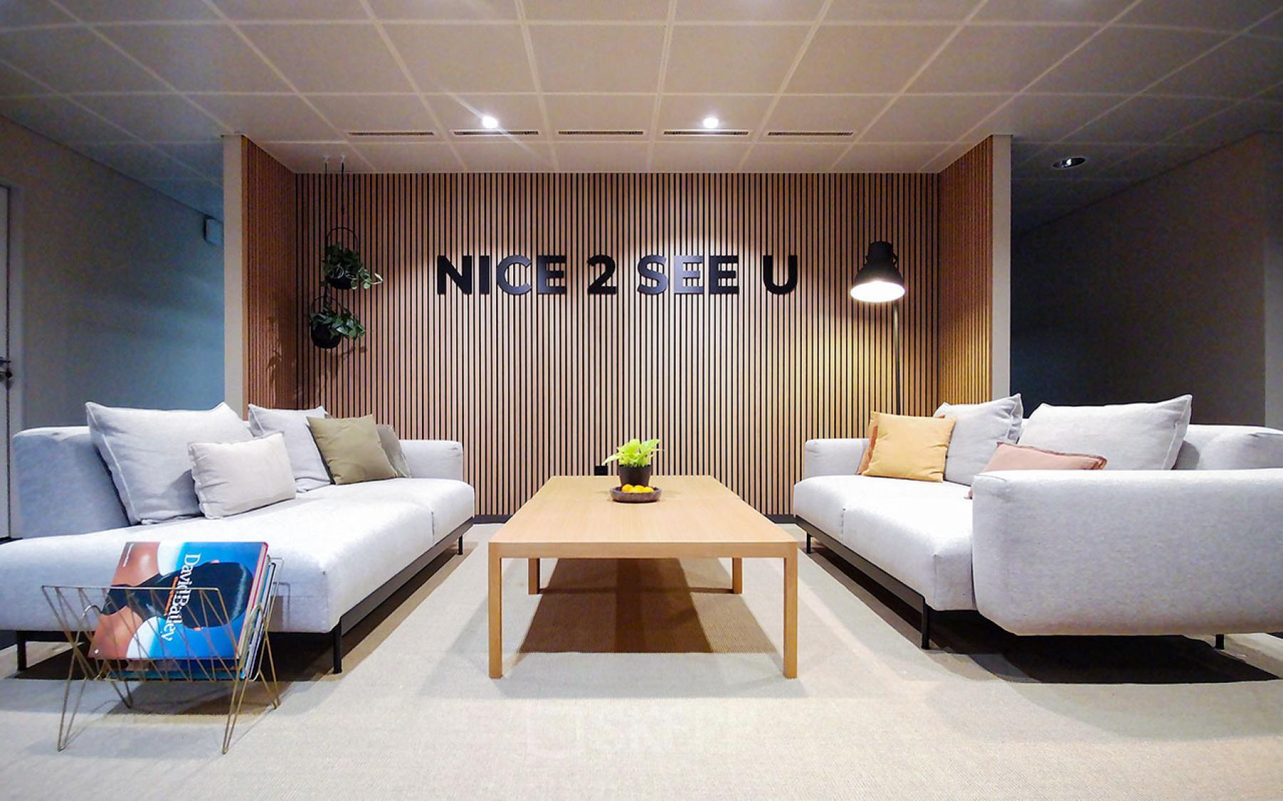 Gemütlicher Loungeraum mit modernen Sofas und Holztisch in einem Büro zur Miete in Löwenstrasse 29, Zürich City.
