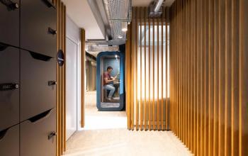 Moderner Büroraum in der Uraniastrasse 31, Zürich City, mit Person in einem Telefonraum. Perfekt für alle, die ein Büro mieten möchten.