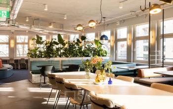 Moderner, heller Arbeitsplatz in Zürich City, Uraniastrasse 31, ideal für Büroraum mieten, mit stilvollen Möbeln und viel Tageslicht.