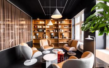 Modern gestalteter Loungebereich in Zürich City, Uraniastrasse 31, mit eleganten Sitzgelegenheiten und Regalen; ideal für Networking und informelle Meetings, perfekt zum Büroraum mieten.