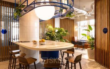 Modern eingerichteter Büroraum mieten in der Uraniastrasse 31, Zürich City mit stilvollem Tisch und Pflanzen, der zum Arbeiten oder Entspannen einlädt.