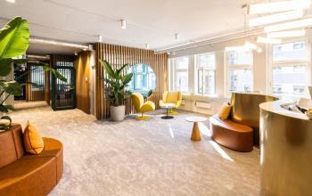 Moderner Büroraum in der Uraniastrasse 31, Zürich City, mit stilvollen Möbeln und großen Fenstern. Ideal, um Bürofläche zu mieten. Helle Gestaltung fördert eine produktive Arbeitsatmosphäre.