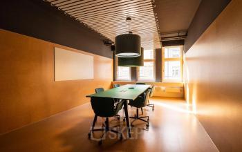 Moderner Konferenzraum an der Uraniastrasse 31 in Zürich City, ideal zum Büroraum mieten, mit großem Tisch und bequemen Stühlen, durchflutet von natürlichem Licht für produktive Meetings.