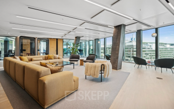 Moderner Büroraum in Talacker 21, Zürich City mit stilvollen Möbeln und Panoramafenstern. Perfekt zum Büroraum mieten.