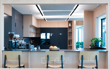 Moderner Büroraum in Zürich City, Talacker 21 mit stilvoller Pantry, ideal zum Bürofläche mieten. Helle, offene Gestaltung mit eleganter Küchenecke und Sitzplatz für informelle Treffen.