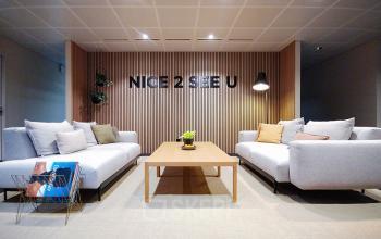 Modern eingerichteter Büroraum in Zürich City, Talacker 21, mit stilvollen Sofas und einem minimalistischen Tisch, perfekt zum Büroraum mieten.