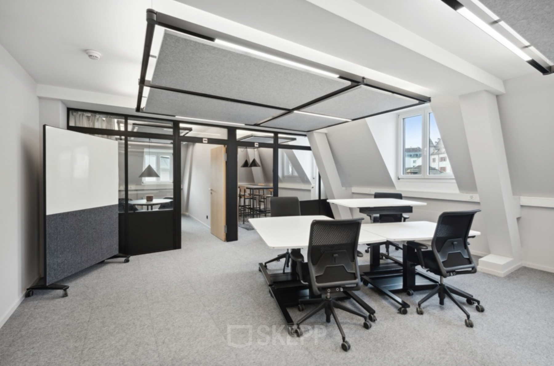 Helles Büro in Talacker 21, Zürich City zur Miete mit modernen Arbeitsplätzen, weißen Tischen und schwarzen Bürostühlen, ideal für effizientes Arbeiten.