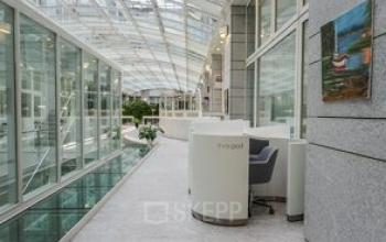 Modern and well-lit office space rental at Dreikönigstraße 31A in Zürich Enge with an airy atrium and contemporary furniture.