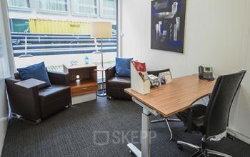 Office space rental available in an inviting office at Dreikönigstraße 31A, Zürich Enge, with modern desk and comfortable seating area.