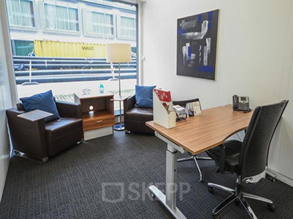 Office space rental available in an inviting office at Dreikönigstraße 31A, Zürich Enge, with modern desk and comfortable seating area.