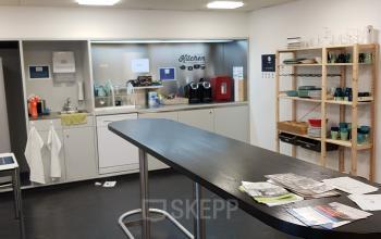 Voll ausgestattete Gemeinschaftsküche der Immobilie In am Mythenquai in Enge