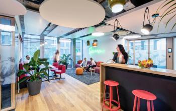 Modern gestalteter Büroraum mieten in Zürich Enge, Maneggstrasse 33, mit Holzboden, hellen Möbeln und Pflanzen.