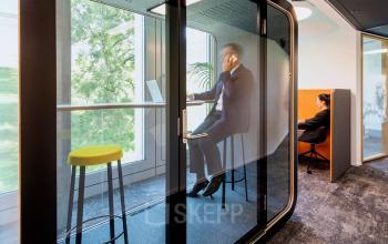 Modern gestalteter büroraum mieten im Herzen von Zürich Enge an der Maneggstrasse 33 mit eleganten Telefonkabinen und angenehmem Tageslicht.