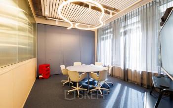 Moderner Büroraum in der Beethovenstrasse 48, Zürich Enge, mit stilvollen Möbeln und großen Fenstern. Perfekt, um ein Büro zu mieten und produktiv zu arbeiten.