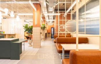 Modernes Büro zur Miete in Zürich Enge, Beethovenstrasse 48 mit stilvollen, funktionalen Arbeitsbereichen und interessanten Designelementen.