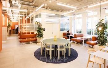 Moderner, offener Arbeitsplatz in der Beethovenstrasse 48, Zürich Enge mit stilvollen Möbeln und Pflanzen, ideal zum Büro mieten und für angenehme Arbeitsumgebung.