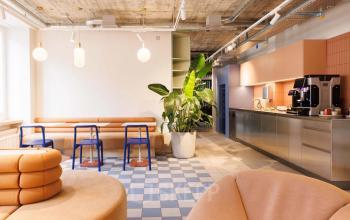 Moderner Büroraum zur Miete an der Beethovenstrasse 48 in Zürich Enge mit stilvollen Sitzgelegenheiten und begrünten Elementen.