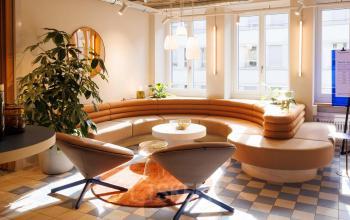 Heller Büroraum in der Beethovenstrasse 48, Zürich Enge, mit modernen Sofas und Pflanzen, ideal zum Büroraum mieten.
